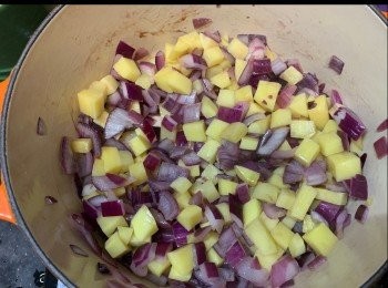 step3: 加入薯仔炒至軟身。