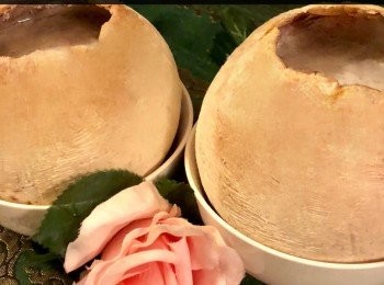 step4: 將鮮奶加少許糖、椰皇水和蛋白放在碗內攪勻，倒入椰皇売。