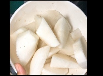 step3: 把牛𦟌牛腩放入飯煲，加柱候醬及南乳，砂糖一茶匙，略炒，再加入蘿蔔，炒均勻。