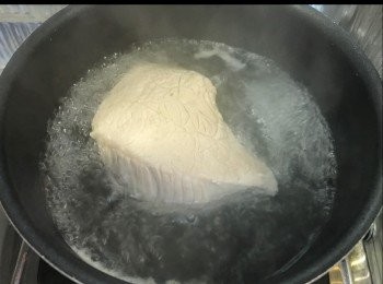 step2: 瘦肉氽水。