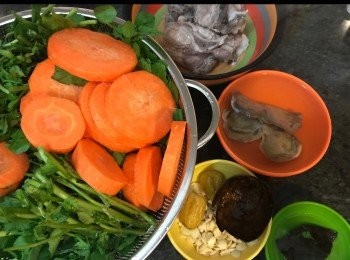 step2: 西洋菜洗淨切半。
紅蘿蔔去皮切件。
豬骨氽水。
南北杏、蜜棗、鴨腎洗淨備用。
陳皮去囊，羅漢果切半去芯。