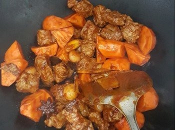 step4: 加入牛腩及甘筍炒勻