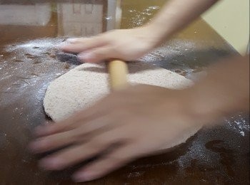 step15: 用棍搌開麵團