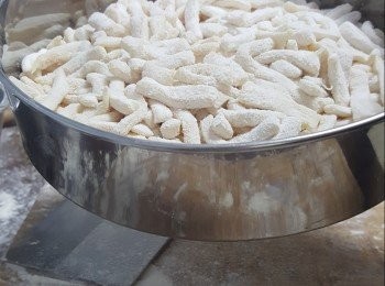 step12: 切好後用粉篩，篩出多餘粉末