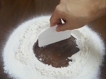 step2: 麵粉中間開穴