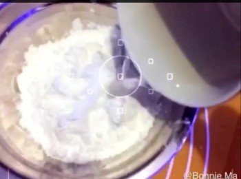 step1: 做法 ：
～芋頭去皮洗淨切開
～芋頭切片, 煲滾水, 水滾後隔水大火蒸 30 分鐘
 ～40g澄麵 + 40g滾水開勻的拌勻, 然後放涼