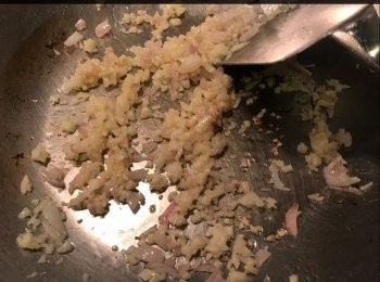 step3: 下豬肉碎，中火，煎2～3分鐘左右，大約6成熟（不要炒，或翻動），見肉碎底焦黃才翻另一邊，另一邊也煎至金黃色，撈起備用。