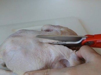 step2: 用廚房紙將春雞印乾,從背部嘅中間位一剪至尾,可將屁股剪掉