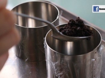 step1: 這份量可做2個 :  6cm x 5cm 
*****

餅碎加入已溶牛油, 拌勻, 放入模中做成<span class="group_1">餅底</span>, 冷藏備用