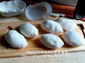 step11: 將粉糰分成數份 , 每份搓圓再用麵棍壓扁 , 加入適量餡料 , 黏緊封口