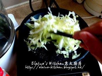 step5: 期間將椰菜絲放入美的早餐機的煎pan內 , 加少許鹽調味