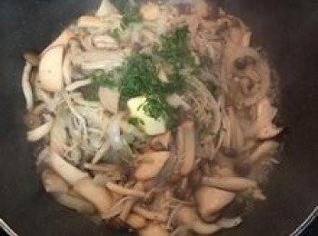 step8: 起鍋前放入無鹽奶油和巴西里葉拌勻到奶油溶化即可。