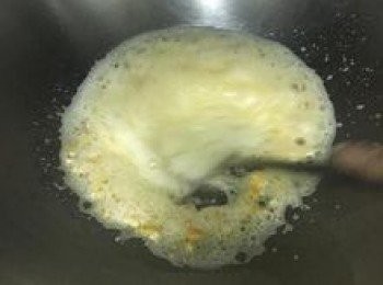 step4: 接著用鍋鏟快速繞圈，邊繞邊壓蛋黃；