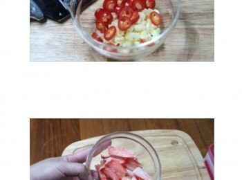 step2: 蒜瓣、辣椒、用攪碎機一起攪碎或切細碎，蟹棒切小段備用