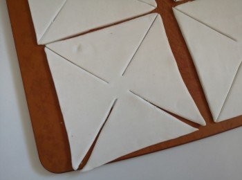 step3: 在四角斜切一刀，不要切到中心。