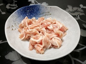 step2: <span class="group_2">豬頸肉</span>切絲， 用醃料醃半小時