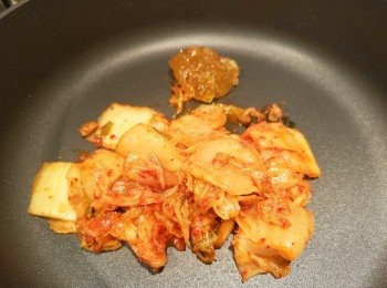 step3: 橙果醬和泡菜混合炒熱。