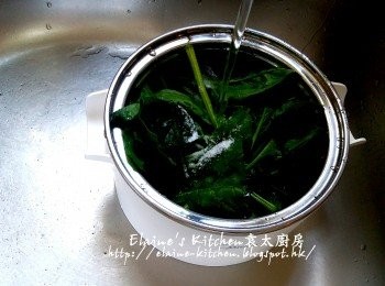 step6: 放入美的早餐機的煲仔內 , 加少許鹽及水