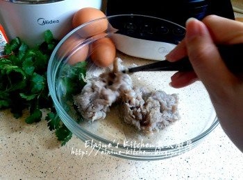 step1: 鯪魚肉放入大碗 , 加少許鹽 , 胡椒粉及麻油調味拌勻 , 先靜待30分鐘