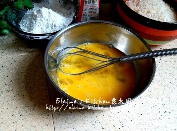 step4: 期間將芫茜洗淨切碎 , 雞蛋拌勻成蛋液