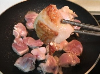 step2: 雞肉不用煎熟，其中一面帶著金黃，即可起鍋。（建議單煎帶皮的那一面即可）