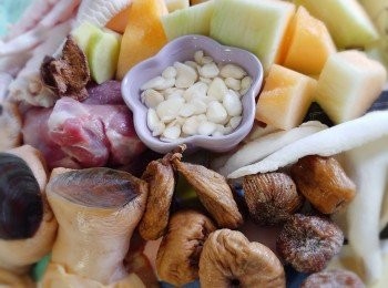 step1: 螺頭/豬腱肉/<a href="https://bit.ly/3kLFTWO" target="_blank" data-keyword="雞腳" class="guide-link"><strong>雞腳</strong></a> <span style="display:inline-block;vertical-align:middle;margin-top:-3px;color:initial;border-radius:3px;padding:2px 3px;font-size:12px;line-height:14px;background:#87d300;color:#fff;">即買</span> 汆水，南北杏/淮山浸約半小時，陳皮浸軟刮囊，其他材料洗淨備用。
所有材料凍水落煲約2～2.5小時。
(如用高壓煲煲半小時便可。)