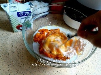 step9: 雞蛋打入碗內 , 加入吉士粉 , 100ml椰漿及南瓜蓉拌勻待用