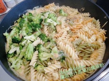 step6: 鑊內加入西蘭花及醬汁煮熱後關火，加入剛煮好的螺絲粉拌勻即可上碟