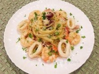 step12: 擺盤後撒上帕馬森起司和切碎的巴西里葉便可享用。