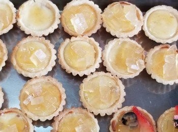 step10: 放上草莓及藍莓點綴即可。