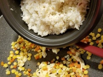 step6: 然後加入白飯炒勻