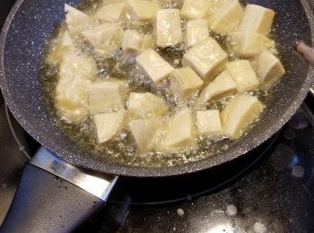 step4: 然後用油鑊將麵筋半煎炸至金黃待用