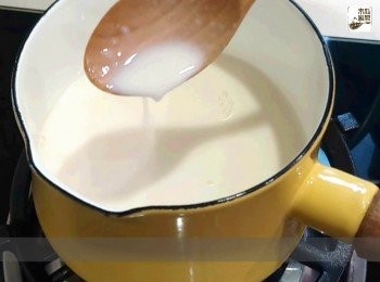 step1: 牛奶加入砂糖，用小火加熱煮溶，加入寒天凍粉10克，拌至溶解