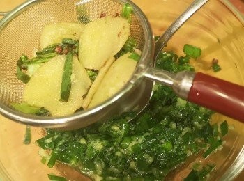 step5: 將蔥油A隔去渣，油贊入蔥油B，然後攪混備用。