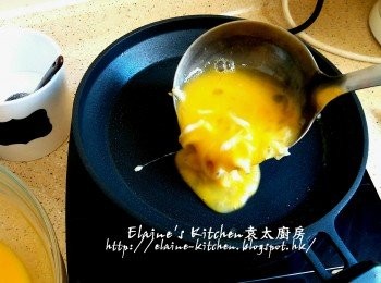 step7: 美的早餐機放上煎pan , 按<煎蛋 / 煙肉>功能燒熱煎pan , 用廚房紙抹一抹油 , 逐少加入白飯魚蛋液 , 火力調至200