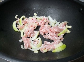 step3: 燒熱油， 下蒜粒，洋蔥絲及<span class="group_2">豬頸肉</span>8成熟