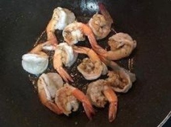 step6: 原炒鍋倒入少許橄欖油，放入蝦子煎到8-9分熟便可起鍋備用。