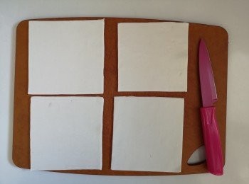 step2: 急凍酥皮在室溫回溫，分成4份，約10x10cm 一塊。