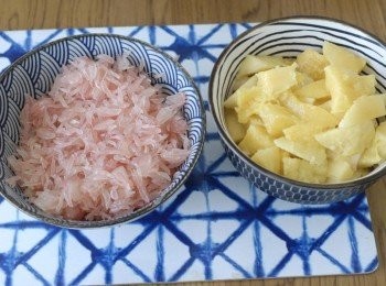 step2: 將1個芒果切小塊，柚子分成小塊