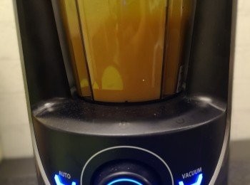 step4: 之後放入電動攪拌機或真空攪拌機，攪拌成南瓜濃湯。