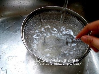 step5: 用慢火煮至西米成透明狀 , 倒入隔篩內用水沖洗數分鐘