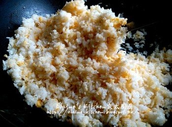 step8: 加入冬菇水及瑤柱水炒至飯開始乾身不黏鑊