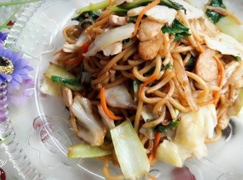 step2: 雞肉先用鹽 , 胡椒粉醃半小時 , 高麗菜洗淨切塊 , 青江菜洗淨切塊 , 
鍋子加油燒熱 , 加入雞肉炒熟 , 再加入高麗菜 , 青江菜 , 紅蘿蔔絲拌炒 , 然後加入炒麵 , 加少許水 , 把麵炒開 , 約一分鐘即可散開 , 再加入調味包拌勻翻炒一下即可