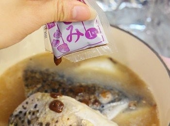 step5: 加入拉麵鼓湯和昆布煮30分鐘左右, 最後加入豆腐, 滾起即可熄火飲用.