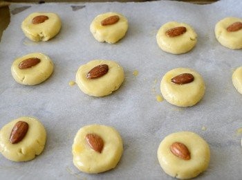 step5: 再放上一顆杏仁，塗上蛋液，放入已預熱180度C焗爐，焗約18-20分鐘，至金黃色即成！