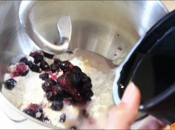 step2: 鋼盆內先放入高筋麵粉後再將速發酵母及糖分別倒入後先拌匀，除了鹽巴及無鹽奶油之外的材料全部倒入攪拌缸內後加入冰開水