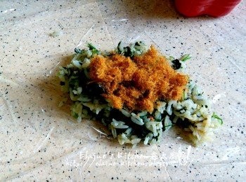 step11: 放上一張保鮮紙 , 將適量菠菜白飯放上 , 再放上少許豬肉鬆 , 再放上菠菜白飯
