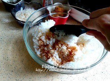 step13: 餘下一半份量的白飯同樣放入大碗內 , 加少許生抽及糖調味拌勻