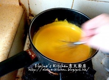 step11: 加入南瓜椰漿吉士 , 繼續用慢火一路煮一路拌勻煮至濃稠