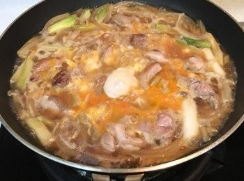 step7: 先均勻的倒入兩顆雞蛋，煮至定型。